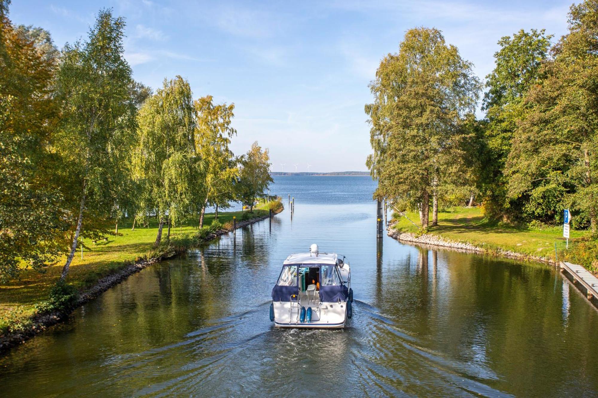 Ferienhaus Schwanensee Fuenfseen Luaran gambar